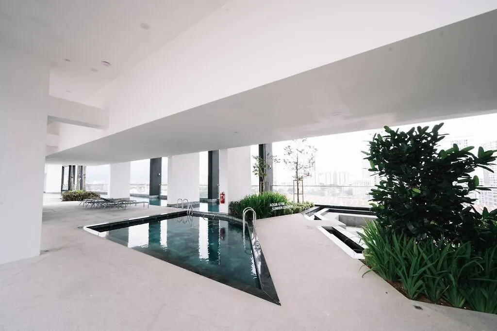New Infinity Pool Seaview Urban Suite #2Carparks #2Br Jelutong Malaysia