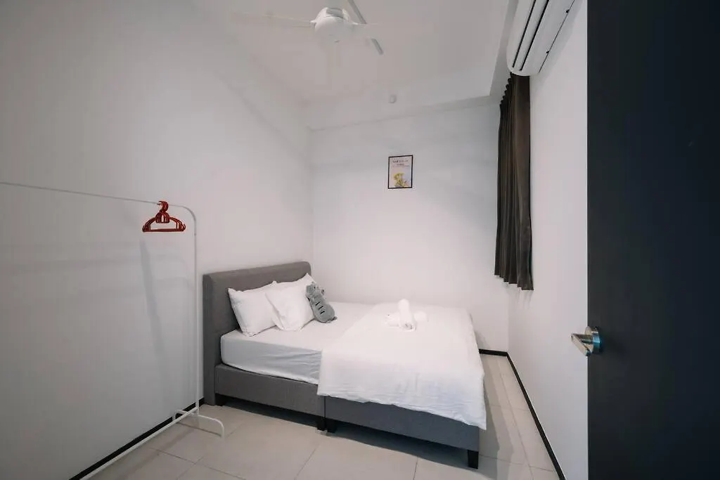 New Infinity Pool Seaview Urban Suite #2Carparks #2Br Jelutong Apartment