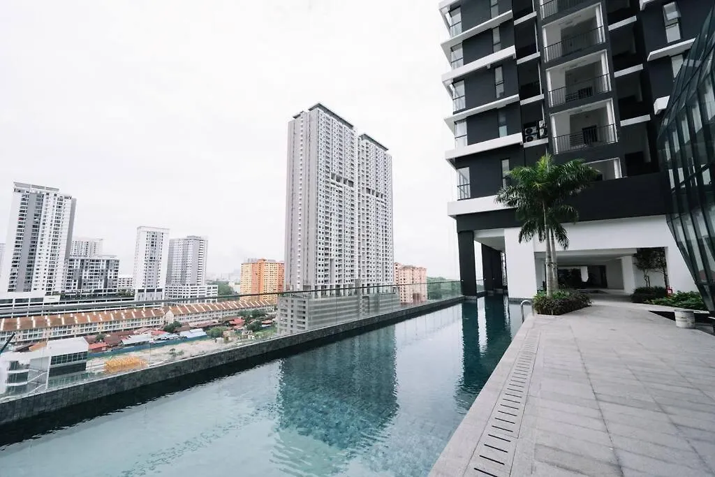 New Infinity Pool Seaview Urban Suite #2Carparks #2Br Jelutong Apartment